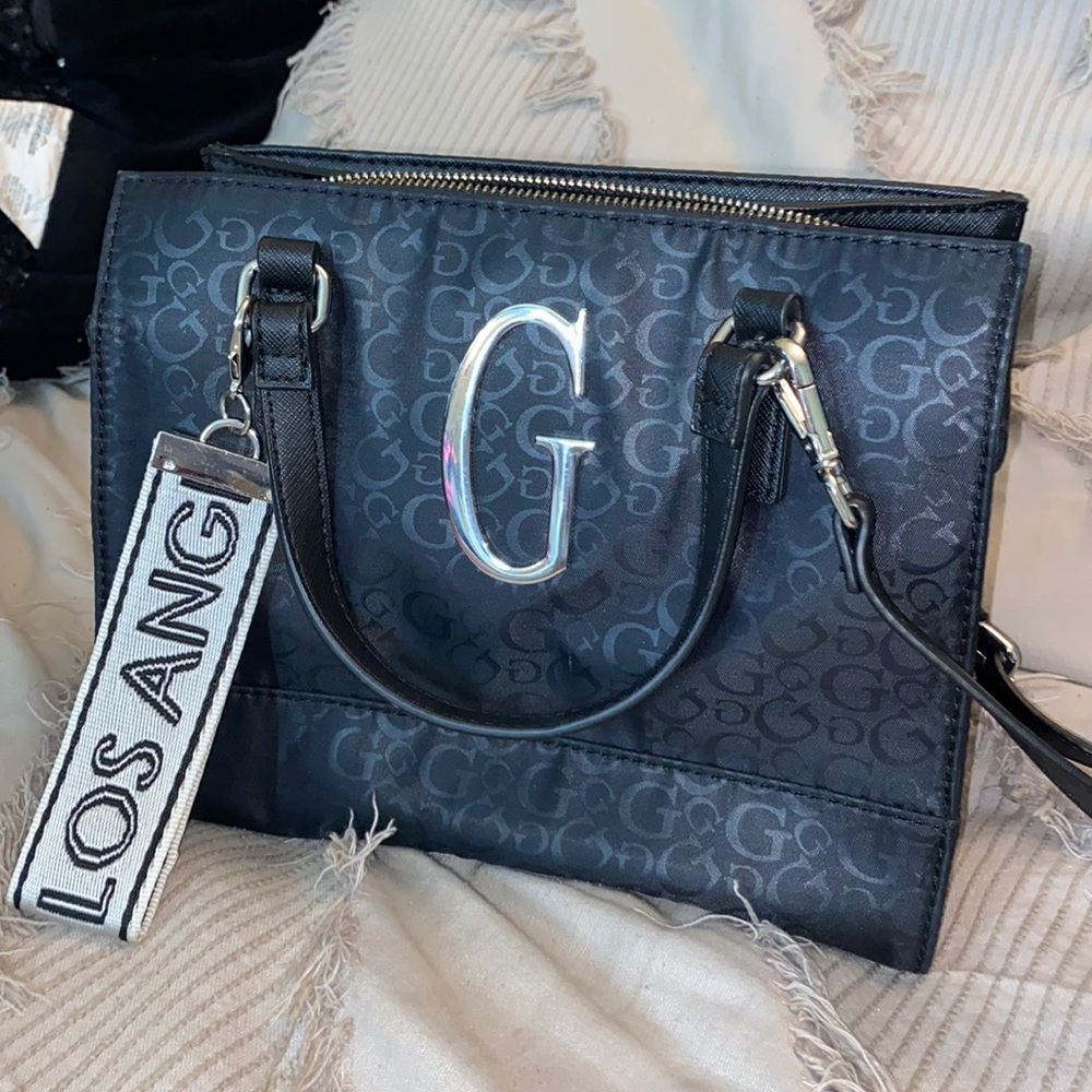 SLIGHTLY USED ALMOST NEW, GUESS CROSSBODY